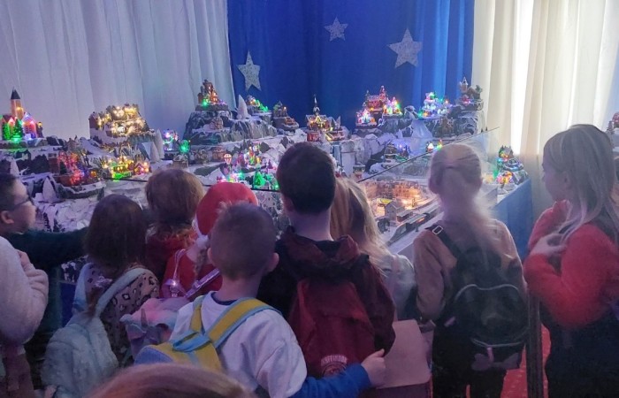 Boże Narodzenie zbliża się wielkimi krokami. W szaleństwie przygotowań każdy, jak tylko może próbuje wyczarować świąteczny nastrój. A wiecie kto zna się na tym najlepiej? Oczywiście Święty Mikołaj. Dlatego też uczniowie klas pierwszych, zamówili dobrą pogodę, wsiedli do autobusu i ruszyli w podróż do Przystanku w Drzewinie, gdzie Mikołaj i jego pomocnicy czekają na wielki dzień. Mimo, że są bardzo zapracowani, znaleźli dla nas czas. Mało tego, zorganizowali również masę atrakcji. Od żywej szopki, poprzez zwiedzanie lapońskiej wioski, kino za jeden uśmiech, wspólne tańce i śpiewy, warsztaty plastyczne, aż do spotkania z samym Świętym Mikołajem. Był to dzień pełen wrażeń, który będziemy wspominać z szerokim uśmiechem na twarzy.
