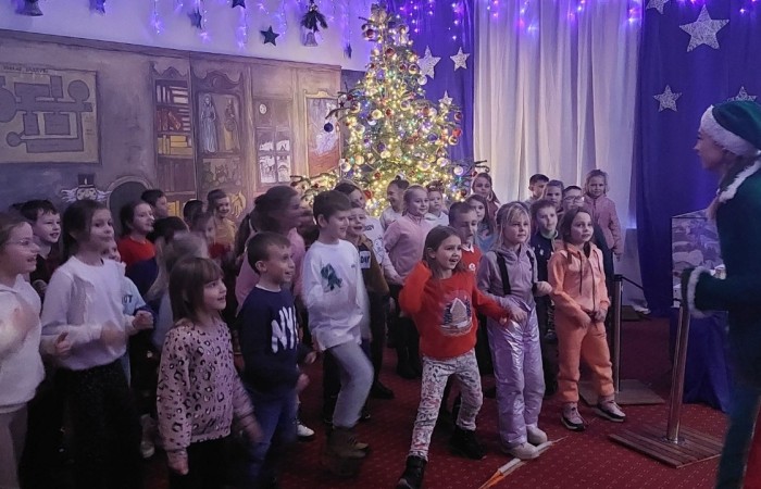Boże Narodzenie zbliża się wielkimi krokami. W szaleństwie przygotowań każdy, jak tylko może próbuje wyczarować świąteczny nastrój. A wiecie kto zna się na tym najlepiej? Oczywiście Święty Mikołaj. Dlatego też uczniowie klas pierwszych, zamówili dobrą pogodę, wsiedli do autobusu i ruszyli w podróż do Przystanku w Drzewinie, gdzie Mikołaj i jego pomocnicy czekają na wielki dzień. Mimo, że są bardzo zapracowani, znaleźli dla nas czas. Mało tego, zorganizowali również masę atrakcji. Od żywej szopki, poprzez zwiedzanie lapońskiej wioski, kino za jeden uśmiech, wspólne tańce i śpiewy, warsztaty plastyczne, aż do spotkania z samym Świętym Mikołajem. Był to dzień pełen wrażeń, który będziemy wspominać z szerokim uśmiechem na twarzy.
