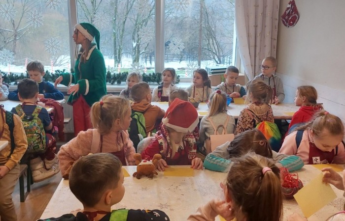 Boże Narodzenie zbliża się wielkimi krokami. W szaleństwie przygotowań każdy, jak tylko może próbuje wyczarować świąteczny nastrój. A wiecie kto zna się na tym najlepiej? Oczywiście Święty Mikołaj. Dlatego też uczniowie klas pierwszych, zamówili dobrą pogodę, wsiedli do autobusu i ruszyli w podróż do Przystanku w Drzewinie, gdzie Mikołaj i jego pomocnicy czekają na wielki dzień. Mimo, że są bardzo zapracowani, znaleźli dla nas czas. Mało tego, zorganizowali również masę atrakcji. Od żywej szopki, poprzez zwiedzanie lapońskiej wioski, kino za jeden uśmiech, wspólne tańce i śpiewy, warsztaty plastyczne, aż do spotkania z samym Świętym Mikołajem. Był to dzień pełen wrażeń, który będziemy wspominać z szerokim uśmiechem na twarzy.
