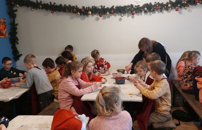 Boże Narodzenie zbliża się wielkimi krokami. W szaleństwie przygotowań każdy, jak tylko może próbuje wyczarować świąteczny nastrój. A wiecie kto zna się na tym najlepiej? Oczywiście Święty Mikołaj. Dlatego też uczniowie klas pierwszych, zamówili dobrą pogodę, wsiedli do autobusu i ruszyli w podróż do Przystanku w Drzewinie, gdzie Mikołaj i jego pomocnicy czekają na wielki dzień. Mimo, że są bardzo zapracowani, znaleźli dla nas czas. Mało tego, zorganizowali również masę atrakcji. Od żywej szopki, poprzez zwiedzanie lapońskiej wioski, kino za jeden uśmiech, wspólne tańce i śpiewy, warsztaty plastyczne, aż do spotkania z samym Świętym Mikołajem. Był to dzień pełen wrażeń, który będziemy wspominać z szerokim uśmiechem na twarzy.
