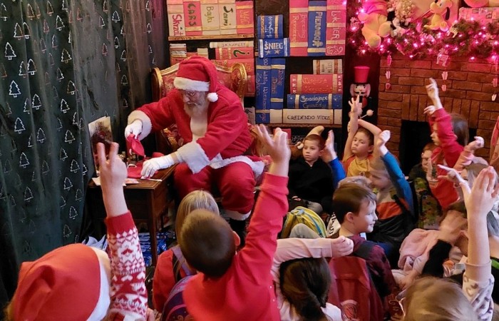 Boże Narodzenie zbliża się wielkimi krokami. W szaleństwie przygotowań każdy, jak tylko może próbuje wyczarować świąteczny nastrój. A wiecie kto zna się na tym najlepiej? Oczywiście Święty Mikołaj. Dlatego też uczniowie klas pierwszych, zamówili dobrą pogodę, wsiedli do autobusu i ruszyli w podróż do Przystanku w Drzewinie, gdzie Mikołaj i jego pomocnicy czekają na wielki dzień. Mimo, że są bardzo zapracowani, znaleźli dla nas czas. Mało tego, zorganizowali również masę atrakcji. Od żywej szopki, poprzez zwiedzanie lapońskiej wioski, kino za jeden uśmiech, wspólne tańce i śpiewy, warsztaty plastyczne, aż do spotkania z samym Świętym Mikołajem. Był to dzień pełen wrażeń, który będziemy wspominać z szerokim uśmiechem na twarzy.
