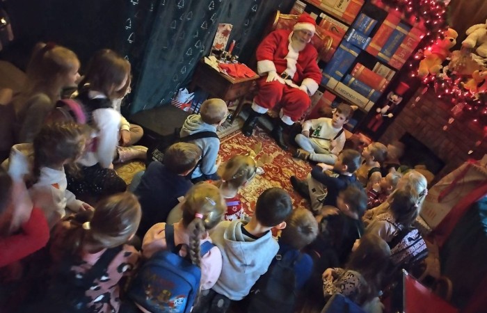 Boże Narodzenie zbliża się wielkimi krokami. W szaleństwie przygotowań każdy, jak tylko może próbuje wyczarować świąteczny nastrój. A wiecie kto zna się na tym najlepiej? Oczywiście Święty Mikołaj. Dlatego też uczniowie klas pierwszych, zamówili dobrą pogodę, wsiedli do autobusu i ruszyli w podróż do Przystanku w Drzewinie, gdzie Mikołaj i jego pomocnicy czekają na wielki dzień. Mimo, że są bardzo zapracowani, znaleźli dla nas czas. Mało tego, zorganizowali również masę atrakcji. Od żywej szopki, poprzez zwiedzanie lapońskiej wioski, kino za jeden uśmiech, wspólne tańce i śpiewy, warsztaty plastyczne, aż do spotkania z samym Świętym Mikołajem. Był to dzień pełen wrażeń, który będziemy wspominać z szerokim uśmiechem na twarzy.
