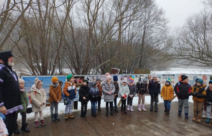 Boże Narodzenie zbliża się wielkimi krokami. W szaleństwie przygotowań każdy, jak tylko może próbuje wyczarować świąteczny nastrój. A wiecie kto zna się na tym najlepiej? Oczywiście Święty Mikołaj. Dlatego też uczniowie klas pierwszych, zamówili dobrą pogodę, wsiedli do autobusu i ruszyli w podróż do Przystanku w Drzewinie, gdzie Mikołaj i jego pomocnicy czekają na wielki dzień. Mimo, że są bardzo zapracowani, znaleźli dla nas czas. Mało tego, zorganizowali również masę atrakcji. Od żywej szopki, poprzez zwiedzanie lapońskiej wioski, kino za jeden uśmiech, wspólne tańce i śpiewy, warsztaty plastyczne, aż do spotkania z samym Świętym Mikołajem. Był to dzień pełen wrażeń, który będziemy wspominać z szerokim uśmiechem na twarzy.
