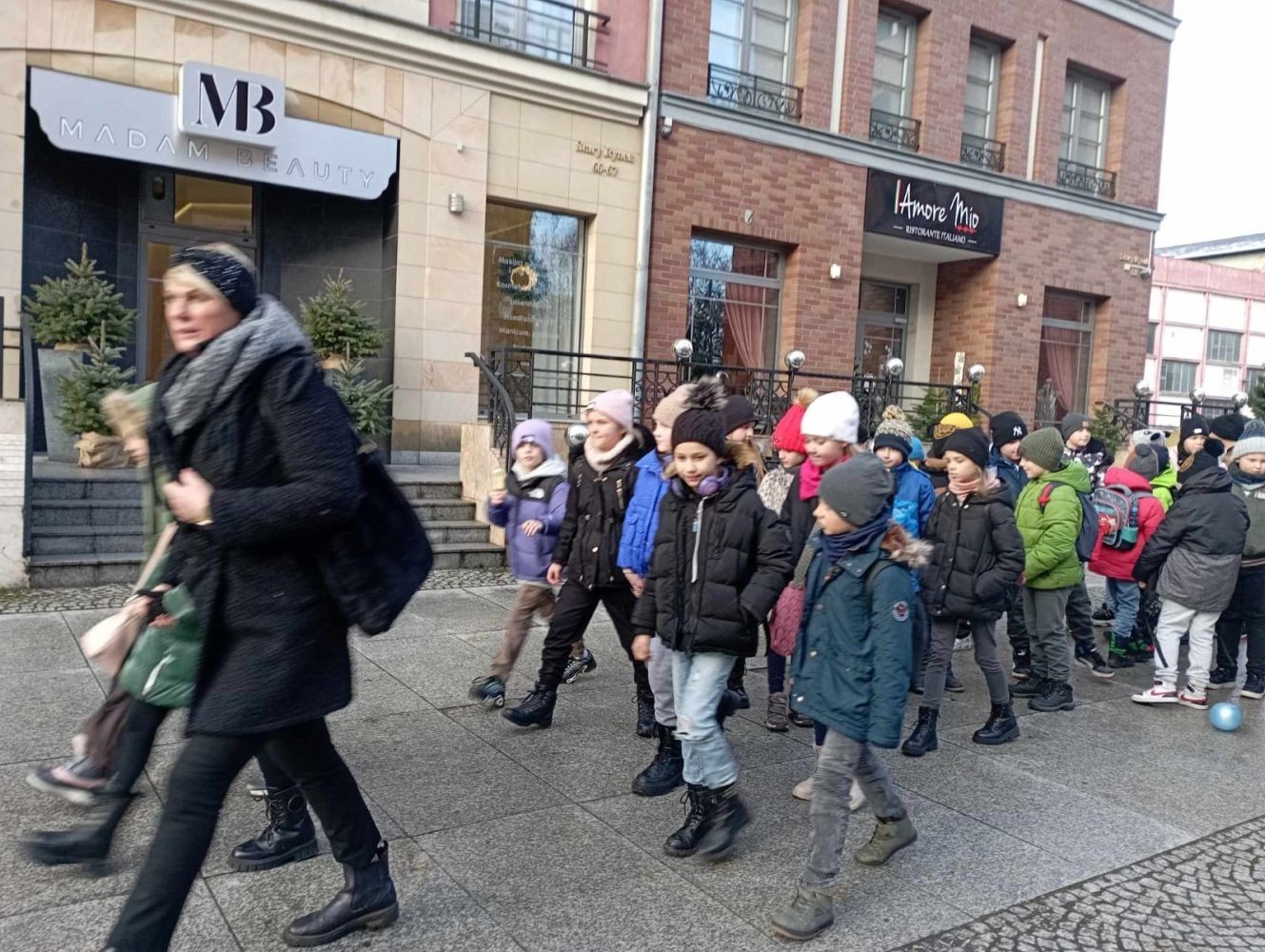 
Uczniowie klas II i III wybrali się na wycieczkę do CSE Światowid w Elblągu. Tam na krótką chwilę przenieśli się do świata niekończących się przygód, a to wszystko za sprawą spektaklu „Baśnie Tysiąca i Jednej Nocy”. W towarzystwie Ali Baby, Sindbada Żeglarza, Dżinów i wielu, wielu innych, odkrywali magiczne historie wywodzące się z tradycji i kultury Bliskiego Wschodu. 
Dla uczniów klas III nie był to jednak koniec atrakcji. Po skończonym przedstawieniu, ruszyli na spacer po Starym Mieście, a następnie odwiedzili Muzeum Archeologiczno-Historyczne, gdzie mieli okazję bliżej poznać historię Elbląga, a także osady Truso i plemienia Gotów. 
