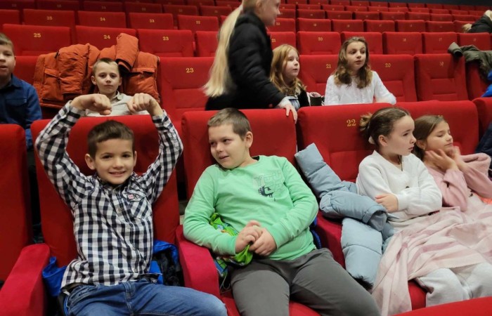 
Uczniowie klas II i III wybrali się na wycieczkę do CSE Światowid w Elblągu. Tam na krótką chwilę przenieśli się do świata niekończących się przygód, a to wszystko za sprawą spektaklu „Baśnie Tysiąca i Jednej Nocy”. W towarzystwie Ali Baby, Sindbada Żeglarza, Dżinów i wielu, wielu innych, odkrywali magiczne historie wywodzące się z tradycji i kultury Bliskiego Wschodu. 
Dla uczniów klas III nie był to jednak koniec atrakcji. Po skończonym przedstawieniu, ruszyli na spacer po Starym Mieście, a następnie odwiedzili Muzeum Archeologiczno-Historyczne, gdzie mieli okazję bliżej poznać historię Elbląga, a także osady Truso i plemienia Gotów. 
