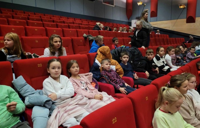 
Uczniowie klas II i III wybrali się na wycieczkę do CSE Światowid w Elblągu. Tam na krótką chwilę przenieśli się do świata niekończących się przygód, a to wszystko za sprawą spektaklu „Baśnie Tysiąca i Jednej Nocy”. W towarzystwie Ali Baby, Sindbada Żeglarza, Dżinów i wielu, wielu innych, odkrywali magiczne historie wywodzące się z tradycji i kultury Bliskiego Wschodu. 
Dla uczniów klas III nie był to jednak koniec atrakcji. Po skończonym przedstawieniu, ruszyli na spacer po Starym Mieście, a następnie odwiedzili Muzeum Archeologiczno-Historyczne, gdzie mieli okazję bliżej poznać historię Elbląga, a także osady Truso i plemienia Gotów. 
