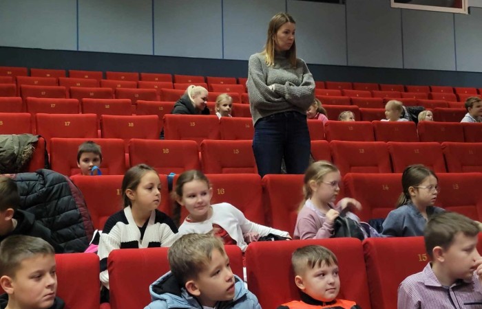 
Uczniowie klas II i III wybrali się na wycieczkę do CSE Światowid w Elblągu. Tam na krótką chwilę przenieśli się do świata niekończących się przygód, a to wszystko za sprawą spektaklu „Baśnie Tysiąca i Jednej Nocy”. W towarzystwie Ali Baby, Sindbada Żeglarza, Dżinów i wielu, wielu innych, odkrywali magiczne historie wywodzące się z tradycji i kultury Bliskiego Wschodu. 
Dla uczniów klas III nie był to jednak koniec atrakcji. Po skończonym przedstawieniu, ruszyli na spacer po Starym Mieście, a następnie odwiedzili Muzeum Archeologiczno-Historyczne, gdzie mieli okazję bliżej poznać historię Elbląga, a także osady Truso i plemienia Gotów. 
