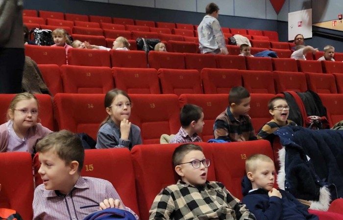 
Uczniowie klas II i III wybrali się na wycieczkę do CSE Światowid w Elblągu. Tam na krótką chwilę przenieśli się do świata niekończących się przygód, a to wszystko za sprawą spektaklu „Baśnie Tysiąca i Jednej Nocy”. W towarzystwie Ali Baby, Sindbada Żeglarza, Dżinów i wielu, wielu innych, odkrywali magiczne historie wywodzące się z tradycji i kultury Bliskiego Wschodu. 
Dla uczniów klas III nie był to jednak koniec atrakcji. Po skończonym przedstawieniu, ruszyli na spacer po Starym Mieście, a następnie odwiedzili Muzeum Archeologiczno-Historyczne, gdzie mieli okazję bliżej poznać historię Elbląga, a także osady Truso i plemienia Gotów. 
