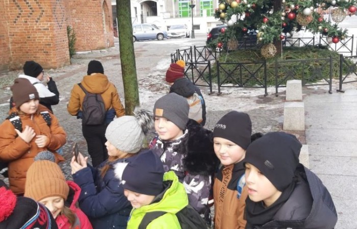 
Uczniowie klas II i III wybrali się na wycieczkę do CSE Światowid w Elblągu. Tam na krótką chwilę przenieśli się do świata niekończących się przygód, a to wszystko za sprawą spektaklu „Baśnie Tysiąca i Jednej Nocy”. W towarzystwie Ali Baby, Sindbada Żeglarza, Dżinów i wielu, wielu innych, odkrywali magiczne historie wywodzące się z tradycji i kultury Bliskiego Wschodu. 
Dla uczniów klas III nie był to jednak koniec atrakcji. Po skończonym przedstawieniu, ruszyli na spacer po Starym Mieście, a następnie odwiedzili Muzeum Archeologiczno-Historyczne, gdzie mieli okazję bliżej poznać historię Elbląga, a także osady Truso i plemienia Gotów. 
