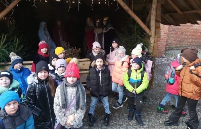 
Uczniowie klas II i III wybrali się na wycieczkę do CSE Światowid w Elblągu. Tam na krótką chwilę przenieśli się do świata niekończących się przygód, a to wszystko za sprawą spektaklu „Baśnie Tysiąca i Jednej Nocy”. W towarzystwie Ali Baby, Sindbada Żeglarza, Dżinów i wielu, wielu innych, odkrywali magiczne historie wywodzące się z tradycji i kultury Bliskiego Wschodu. 
Dla uczniów klas III nie był to jednak koniec atrakcji. Po skończonym przedstawieniu, ruszyli na spacer po Starym Mieście, a następnie odwiedzili Muzeum Archeologiczno-Historyczne, gdzie mieli okazję bliżej poznać historię Elbląga, a także osady Truso i plemienia Gotów. 
