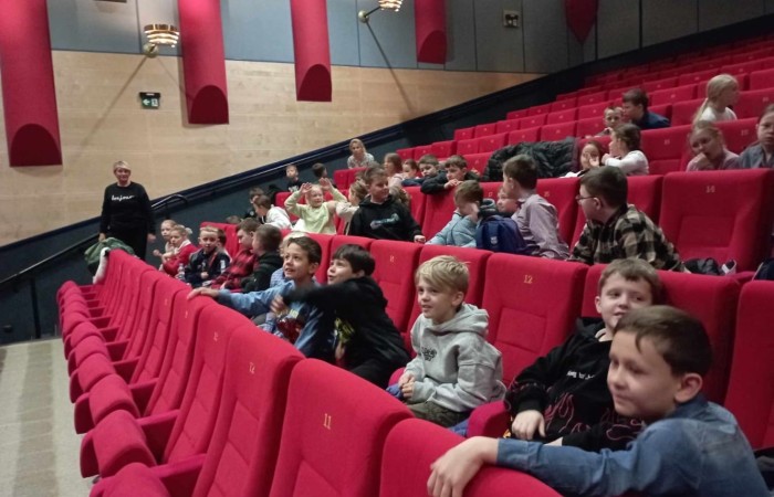 
Uczniowie klas II i III wybrali się na wycieczkę do CSE Światowid w Elblągu. Tam na krótką chwilę przenieśli się do świata niekończących się przygód, a to wszystko za sprawą spektaklu „Baśnie Tysiąca i Jednej Nocy”. W towarzystwie Ali Baby, Sindbada Żeglarza, Dżinów i wielu, wielu innych, odkrywali magiczne historie wywodzące się z tradycji i kultury Bliskiego Wschodu. 
Dla uczniów klas III nie był to jednak koniec atrakcji. Po skończonym przedstawieniu, ruszyli na spacer po Starym Mieście, a następnie odwiedzili Muzeum Archeologiczno-Historyczne, gdzie mieli okazję bliżej poznać historię Elbląga, a także osady Truso i plemienia Gotów. 
