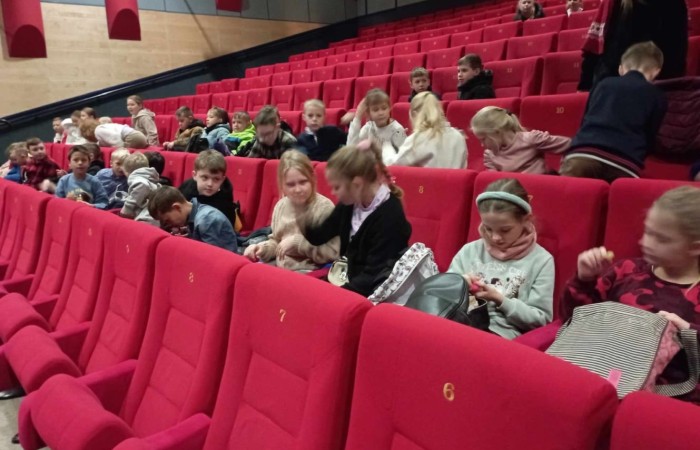 
Uczniowie klas II i III wybrali się na wycieczkę do CSE Światowid w Elblągu. Tam na krótką chwilę przenieśli się do świata niekończących się przygód, a to wszystko za sprawą spektaklu „Baśnie Tysiąca i Jednej Nocy”. W towarzystwie Ali Baby, Sindbada Żeglarza, Dżinów i wielu, wielu innych, odkrywali magiczne historie wywodzące się z tradycji i kultury Bliskiego Wschodu. 
Dla uczniów klas III nie był to jednak koniec atrakcji. Po skończonym przedstawieniu, ruszyli na spacer po Starym Mieście, a następnie odwiedzili Muzeum Archeologiczno-Historyczne, gdzie mieli okazję bliżej poznać historię Elbląga, a także osady Truso i plemienia Gotów. 
