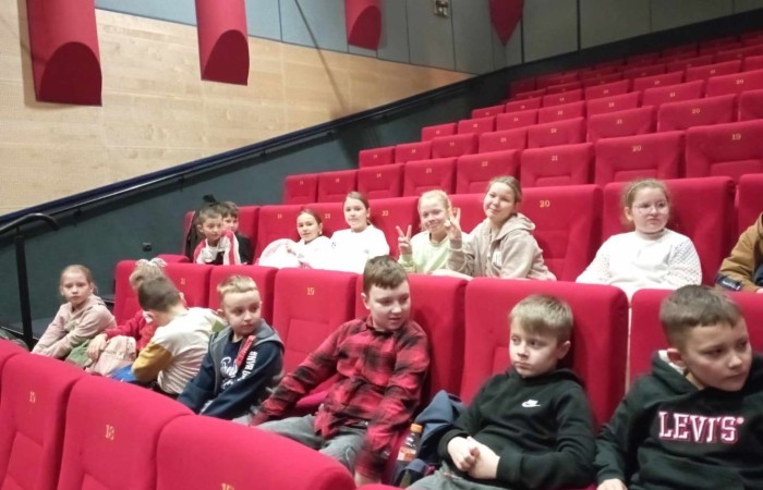 
Uczniowie klas II i III wybrali się na wycieczkę do CSE Światowid w Elblągu. Tam na krótką chwilę przenieśli się do świata niekończących się przygód, a to wszystko za sprawą spektaklu „Baśnie Tysiąca i Jednej Nocy”. W towarzystwie Ali Baby, Sindbada Żeglarza, Dżinów i wielu, wielu innych, odkrywali magiczne historie wywodzące się z tradycji i kultury Bliskiego Wschodu. 
Dla uczniów klas III nie był to jednak koniec atrakcji. Po skończonym przedstawieniu, ruszyli na spacer po Starym Mieście, a następnie odwiedzili Muzeum Archeologiczno-Historyczne, gdzie mieli okazję bliżej poznać historię Elbląga, a także osady Truso i plemienia Gotów. 
