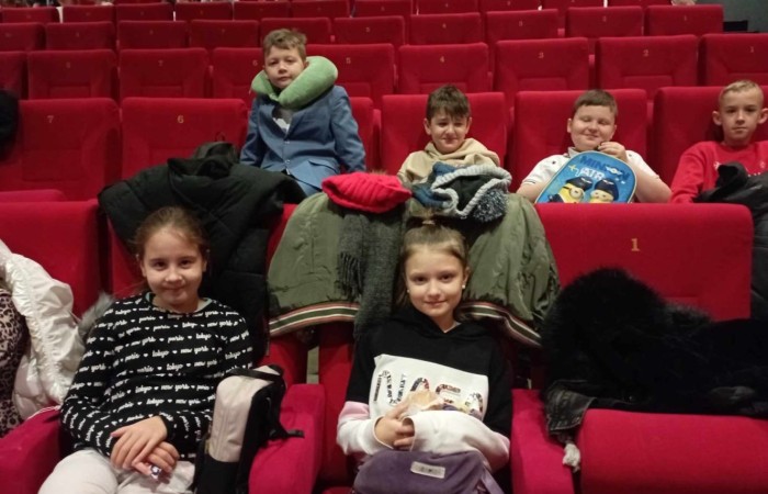 
Uczniowie klas II i III wybrali się na wycieczkę do CSE Światowid w Elblągu. Tam na krótką chwilę przenieśli się do świata niekończących się przygód, a to wszystko za sprawą spektaklu „Baśnie Tysiąca i Jednej Nocy”. W towarzystwie Ali Baby, Sindbada Żeglarza, Dżinów i wielu, wielu innych, odkrywali magiczne historie wywodzące się z tradycji i kultury Bliskiego Wschodu. 
Dla uczniów klas III nie był to jednak koniec atrakcji. Po skończonym przedstawieniu, ruszyli na spacer po Starym Mieście, a następnie odwiedzili Muzeum Archeologiczno-Historyczne, gdzie mieli okazję bliżej poznać historię Elbląga, a także osady Truso i plemienia Gotów. 
