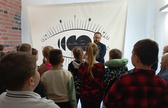 
Uczniowie klas II i III wybrali się na wycieczkę do CSE Światowid w Elblągu. Tam na krótką chwilę przenieśli się do świata niekończących się przygód, a to wszystko za sprawą spektaklu „Baśnie Tysiąca i Jednej Nocy”. W towarzystwie Ali Baby, Sindbada Żeglarza, Dżinów i wielu, wielu innych, odkrywali magiczne historie wywodzące się z tradycji i kultury Bliskiego Wschodu. 
Dla uczniów klas III nie był to jednak koniec atrakcji. Po skończonym przedstawieniu, ruszyli na spacer po Starym Mieście, a następnie odwiedzili Muzeum Archeologiczno-Historyczne, gdzie mieli okazję bliżej poznać historię Elbląga, a także osady Truso i plemienia Gotów. 
