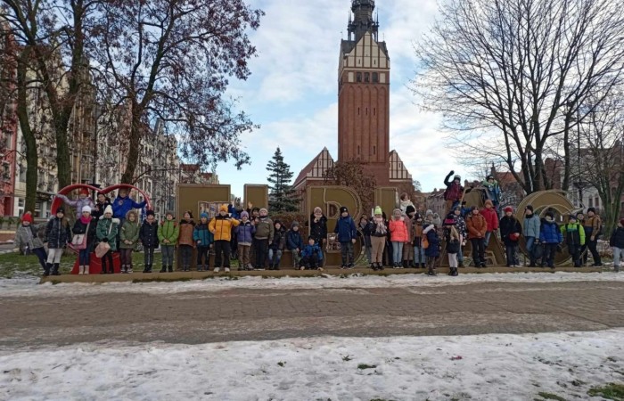 
Uczniowie klas II i III wybrali się na wycieczkę do CSE Światowid w Elblągu. Tam na krótką chwilę przenieśli się do świata niekończących się przygód, a to wszystko za sprawą spektaklu „Baśnie Tysiąca i Jednej Nocy”. W towarzystwie Ali Baby, Sindbada Żeglarza, Dżinów i wielu, wielu innych, odkrywali magiczne historie wywodzące się z tradycji i kultury Bliskiego Wschodu. 
Dla uczniów klas III nie był to jednak koniec atrakcji. Po skończonym przedstawieniu, ruszyli na spacer po Starym Mieście, a następnie odwiedzili Muzeum Archeologiczno-Historyczne, gdzie mieli okazję bliżej poznać historię Elbląga, a także osady Truso i plemienia Gotów. 
