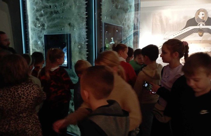 
Uczniowie klas II i III wybrali się na wycieczkę do CSE Światowid w Elblągu. Tam na krótką chwilę przenieśli się do świata niekończących się przygód, a to wszystko za sprawą spektaklu „Baśnie Tysiąca i Jednej Nocy”. W towarzystwie Ali Baby, Sindbada Żeglarza, Dżinów i wielu, wielu innych, odkrywali magiczne historie wywodzące się z tradycji i kultury Bliskiego Wschodu. 
Dla uczniów klas III nie był to jednak koniec atrakcji. Po skończonym przedstawieniu, ruszyli na spacer po Starym Mieście, a następnie odwiedzili Muzeum Archeologiczno-Historyczne, gdzie mieli okazję bliżej poznać historię Elbląga, a także osady Truso i plemienia Gotów. 
