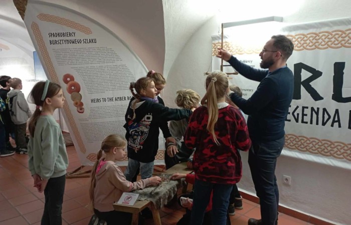 
Uczniowie klas II i III wybrali się na wycieczkę do CSE Światowid w Elblągu. Tam na krótką chwilę przenieśli się do świata niekończących się przygód, a to wszystko za sprawą spektaklu „Baśnie Tysiąca i Jednej Nocy”. W towarzystwie Ali Baby, Sindbada Żeglarza, Dżinów i wielu, wielu innych, odkrywali magiczne historie wywodzące się z tradycji i kultury Bliskiego Wschodu. 
Dla uczniów klas III nie był to jednak koniec atrakcji. Po skończonym przedstawieniu, ruszyli na spacer po Starym Mieście, a następnie odwiedzili Muzeum Archeologiczno-Historyczne, gdzie mieli okazję bliżej poznać historię Elbląga, a także osady Truso i plemienia Gotów. 
