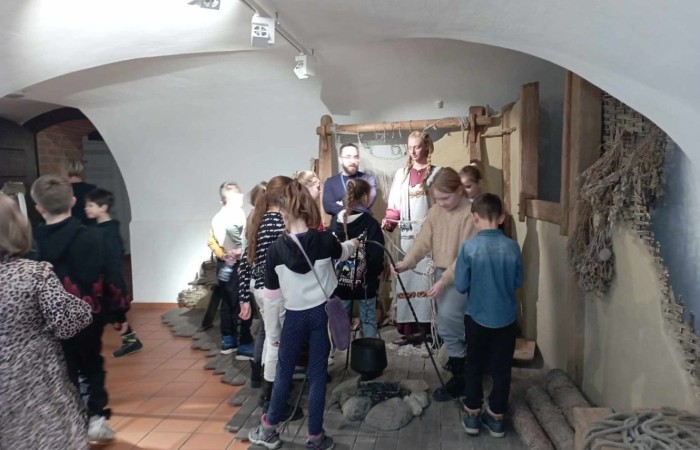 
Uczniowie klas II i III wybrali się na wycieczkę do CSE Światowid w Elblągu. Tam na krótką chwilę przenieśli się do świata niekończących się przygód, a to wszystko za sprawą spektaklu „Baśnie Tysiąca i Jednej Nocy”. W towarzystwie Ali Baby, Sindbada Żeglarza, Dżinów i wielu, wielu innych, odkrywali magiczne historie wywodzące się z tradycji i kultury Bliskiego Wschodu. 
Dla uczniów klas III nie był to jednak koniec atrakcji. Po skończonym przedstawieniu, ruszyli na spacer po Starym Mieście, a następnie odwiedzili Muzeum Archeologiczno-Historyczne, gdzie mieli okazję bliżej poznać historię Elbląga, a także osady Truso i plemienia Gotów. 
