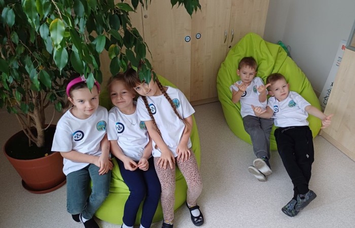 Seria warsztatów mająca na celu wspomaganie wszechstronnego rozwoju dzieci” to projekt realizowany w naszej szkole. Inicjatorem i pomysłodawcą jest Stowarzyszenie Przyjaciele Pasłęckiej Dwójki. Sponsorem wydarzenia jest PZU, które sfinansuje zakup sprzętu i materiałów do realizacji zajęć rozwijających kompetencje społeczno-emocjonalne oraz językowe. Podczas trwania projektu nasze przedszkolaki wezmą udział w zajęciach wspierających rozwój mowy. Uczniowie klas młodszych będą uczyć się jak rozpoznawać swoje emocje i jak sobie z nimi radzić. Dowiedzą się jak zadbać o swoje dobre samopoczucie. Podczas zajęć wykorzystane zostaną programy multimedialne, gry dydaktyczne i liczne ciekawe pomoce. W klasach i salach przedszkolnych powstaną kąciki wyciszenia. Doposażony zostanie też gabinet logopedyczny. Wszystko to, aby zapewnić naszym przedszkolakom i uczniom możliwość wszechstronnego rozwoju. Cieszymy się, że możemy być częścią tak potrzebnego przedsięwzięcia.
Dziękujemy Sponsorowi PZU za świetną inicjatywę i współpracę.