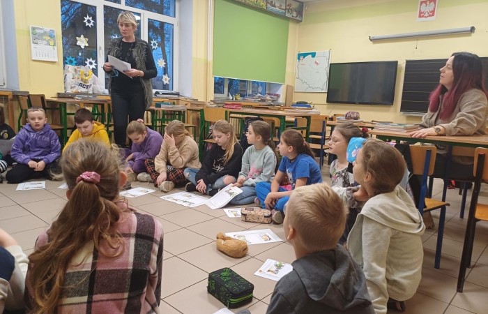 Seria warsztatów mająca na celu wspomaganie wszechstronnego rozwoju dzieci” to projekt realizowany w naszej szkole. Inicjatorem i pomysłodawcą jest Stowarzyszenie Przyjaciele Pasłęckiej Dwójki. Sponsorem wydarzenia jest PZU, które sfinansuje zakup sprzętu i materiałów do realizacji zajęć rozwijających kompetencje społeczno-emocjonalne oraz językowe. Podczas trwania projektu nasze przedszkolaki wezmą udział w zajęciach wspierających rozwój mowy. Uczniowie klas młodszych będą uczyć się jak rozpoznawać swoje emocje i jak sobie z nimi radzić. Dowiedzą się jak zadbać o swoje dobre samopoczucie. Podczas zajęć wykorzystane zostaną programy multimedialne, gry dydaktyczne i liczne ciekawe pomoce. W klasach i salach przedszkolnych powstaną kąciki wyciszenia. Doposażony zostanie też gabinet logopedyczny. Wszystko to, aby zapewnić naszym przedszkolakom i uczniom możliwość wszechstronnego rozwoju. Cieszymy się, że możemy być częścią tak potrzebnego przedsięwzięcia.
Dziękujemy Sponsorowi PZU za świetną inicjatywę i współpracę.