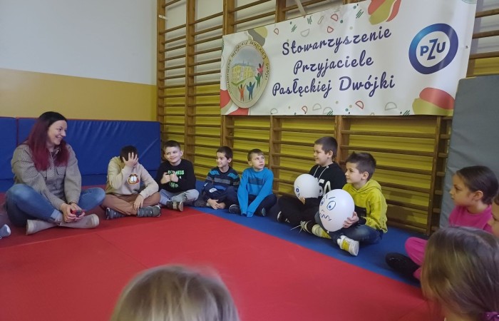 Seria warsztatów mająca na celu wspomaganie wszechstronnego rozwoju dzieci” to projekt realizowany w naszej szkole. Inicjatorem i pomysłodawcą jest Stowarzyszenie Przyjaciele Pasłęckiej Dwójki. Sponsorem wydarzenia jest PZU, które sfinansuje zakup sprzętu i materiałów do realizacji zajęć rozwijających kompetencje społeczno-emocjonalne oraz językowe. Podczas trwania projektu nasze przedszkolaki wezmą udział w zajęciach wspierających rozwój mowy. Uczniowie klas młodszych będą uczyć się jak rozpoznawać swoje emocje i jak sobie z nimi radzić. Dowiedzą się jak zadbać o swoje dobre samopoczucie. Podczas zajęć wykorzystane zostaną programy multimedialne, gry dydaktyczne i liczne ciekawe pomoce. W klasach i salach przedszkolnych powstaną kąciki wyciszenia. Doposażony zostanie też gabinet logopedyczny. Wszystko to, aby zapewnić naszym przedszkolakom i uczniom możliwość wszechstronnego rozwoju. Cieszymy się, że możemy być częścią tak potrzebnego przedsięwzięcia.
Dziękujemy Sponsorowi PZU za świetną inicjatywę i współpracę.
