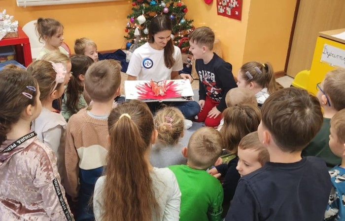 Seria warsztatów mająca na celu wspomaganie wszechstronnego rozwoju dzieci” to projekt realizowany w naszej szkole. Inicjatorem i pomysłodawcą jest Stowarzyszenie Przyjaciele Pasłęckiej Dwójki. Sponsorem wydarzenia jest PZU, które sfinansuje zakup sprzętu i materiałów do realizacji zajęć rozwijających kompetencje społeczno-emocjonalne oraz językowe. Podczas trwania projektu nasze przedszkolaki wezmą udział w zajęciach wspierających rozwój mowy. Uczniowie klas młodszych będą uczyć się jak rozpoznawać swoje emocje i jak sobie z nimi radzić. Dowiedzą się jak zadbać o swoje dobre samopoczucie. Podczas zajęć wykorzystane zostaną programy multimedialne, gry dydaktyczne i liczne ciekawe pomoce. W klasach i salach przedszkolnych powstaną kąciki wyciszenia. Doposażony zostanie też gabinet logopedyczny. Wszystko to, aby zapewnić naszym przedszkolakom i uczniom możliwość wszechstronnego rozwoju. Cieszymy się, że możemy być częścią tak potrzebnego przedsięwzięcia.
Dziękujemy Sponsorowi PZU za świetną inicjatywę i współpracę.