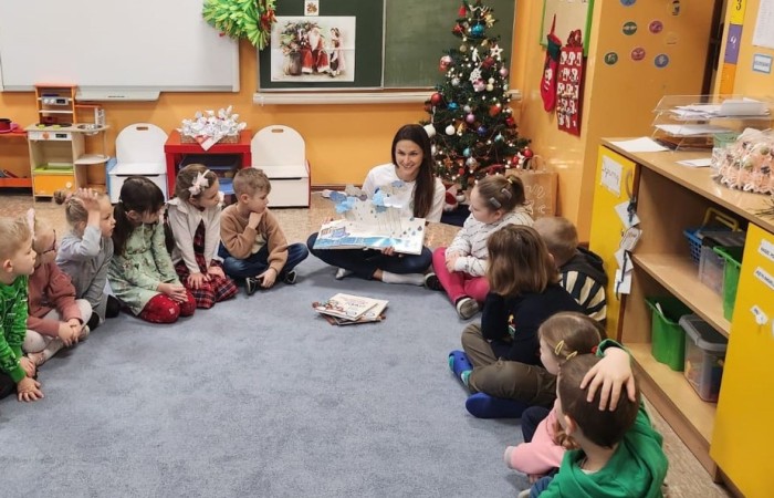 Seria warsztatów mająca na celu wspomaganie wszechstronnego rozwoju dzieci” to projekt realizowany w naszej szkole. Inicjatorem i pomysłodawcą jest Stowarzyszenie Przyjaciele Pasłęckiej Dwójki. Sponsorem wydarzenia jest PZU, które sfinansuje zakup sprzętu i materiałów do realizacji zajęć rozwijających kompetencje społeczno-emocjonalne oraz językowe. Podczas trwania projektu nasze przedszkolaki wezmą udział w zajęciach wspierających rozwój mowy. Uczniowie klas młodszych będą uczyć się jak rozpoznawać swoje emocje i jak sobie z nimi radzić. Dowiedzą się jak zadbać o swoje dobre samopoczucie. Podczas zajęć wykorzystane zostaną programy multimedialne, gry dydaktyczne i liczne ciekawe pomoce. W klasach i salach przedszkolnych powstaną kąciki wyciszenia. Doposażony zostanie też gabinet logopedyczny. Wszystko to, aby zapewnić naszym przedszkolakom i uczniom możliwość wszechstronnego rozwoju. Cieszymy się, że możemy być częścią tak potrzebnego przedsięwzięcia.
Dziękujemy Sponsorowi PZU za świetną inicjatywę i współpracę.