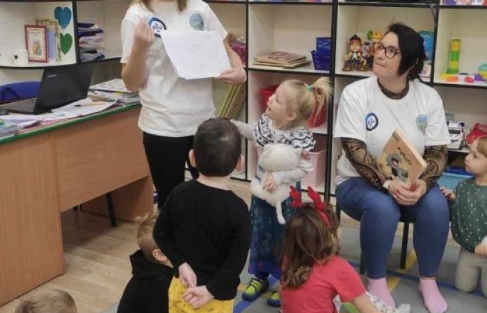 Seria warsztatów mająca na celu wspomaganie wszechstronnego rozwoju dzieci” to projekt realizowany w naszej szkole. Inicjatorem i pomysłodawcą jest Stowarzyszenie Przyjaciele Pasłęckiej Dwójki. Sponsorem wydarzenia jest PZU, które sfinansuje zakup sprzętu i materiałów do realizacji zajęć rozwijających kompetencje społeczno-emocjonalne oraz językowe. Podczas trwania projektu nasze przedszkolaki wezmą udział w zajęciach wspierających rozwój mowy. Uczniowie klas młodszych będą uczyć się jak rozpoznawać swoje emocje i jak sobie z nimi radzić. Dowiedzą się jak zadbać o swoje dobre samopoczucie. Podczas zajęć wykorzystane zostaną programy multimedialne, gry dydaktyczne i liczne ciekawe pomoce. W klasach i salach przedszkolnych powstaną kąciki wyciszenia. Doposażony zostanie też gabinet logopedyczny. Wszystko to, aby zapewnić naszym przedszkolakom i uczniom możliwość wszechstronnego rozwoju. Cieszymy się, że możemy być częścią tak potrzebnego przedsięwzięcia.
Dziękujemy Sponsorowi PZU za świetną inicjatywę i współpracę.