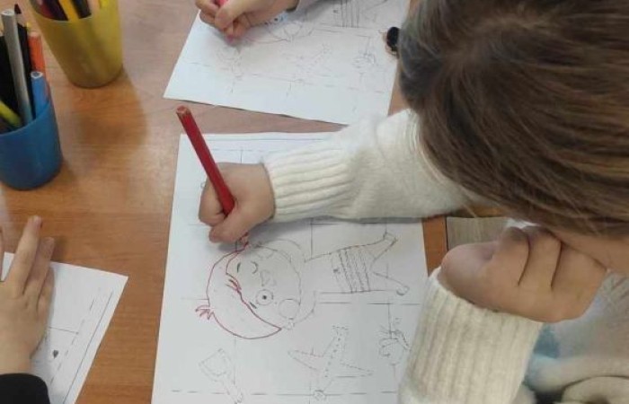 Seria warsztatów mająca na celu wspomaganie wszechstronnego rozwoju dzieci” to projekt realizowany w naszej szkole. Inicjatorem i pomysłodawcą jest Stowarzyszenie Przyjaciele Pasłęckiej Dwójki. Sponsorem wydarzenia jest PZU, które sfinansuje zakup sprzętu i materiałów do realizacji zajęć rozwijających kompetencje społeczno-emocjonalne oraz językowe. Podczas trwania projektu nasze przedszkolaki wezmą udział w zajęciach wspierających rozwój mowy. Uczniowie klas młodszych będą uczyć się jak rozpoznawać swoje emocje i jak sobie z nimi radzić. Dowiedzą się jak zadbać o swoje dobre samopoczucie. Podczas zajęć wykorzystane zostaną programy multimedialne, gry dydaktyczne i liczne ciekawe pomoce. W klasach i salach przedszkolnych powstaną kąciki wyciszenia. Doposażony zostanie też gabinet logopedyczny. Wszystko to, aby zapewnić naszym przedszkolakom i uczniom możliwość wszechstronnego rozwoju. Cieszymy się, że możemy być częścią tak potrzebnego przedsięwzięcia.
Dziękujemy Sponsorowi PZU za świetną inicjatywę i współpracę.