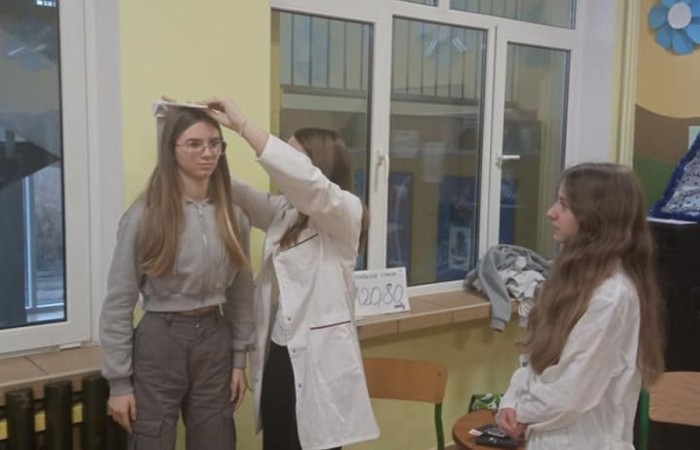 Dnia 19 grudnia w naszej szkole zorganizowany został  Dzień Walki z Otyłością. 

W tym dniu odbyła się akcja promująca zdrowy styl życia.
Miała ona na celu:
- mobilizowanie uczniów do działań wspomagających zdrowy styl życia,
- uświadomienie uczniom chorób związanych z nieprzestrzeganiem prawidłowej diety i skutkach z tym związanych,
- nabycie umiejętności obliczania przez uczniów BMI celem poprawy stanu zdrowia,
- uświadomienie zagrożeń wynikających z chorób układu krążenia, pokarmowego i chorób cywilizacyjnych wskutek niewłaściwej diety,
- pomocy w przygotowaniu diety dla dzieci wspomagającej naukę w szkole i poprawiającej efekty w uczeniu się,
- nabycie umiejętności myślenia przez uczniów w kategoriach prozdrowotnych.
Wyznaczeni uczniowie kl. 7 i 8  mierzyli i ważyli zainteresowanych uczniów. Obliczali wspólnie z nimi – BMI, informując ich o odchyleniach od normy. Dokonywali pomiaru ciśnienia krwi, celem sprawdzenia jego prawidłowości. 

W akcję promującą zdrowy styl życia włączyli się rodzice uczniów kl.IVb, którzy przygotowali bufet oparty na prozdrowotnych składnikach pokarmowych wspierających prawidłowe i zdrowe odżywianie. 