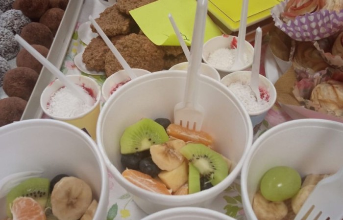 Dnia 19 grudnia w naszej szkole zorganizowany został  Dzień Walki z Otyłością. 

W tym dniu odbyła się akcja promująca zdrowy styl życia.
Miała ona na celu:
- mobilizowanie uczniów do działań wspomagających zdrowy styl życia,
- uświadomienie uczniom chorób związanych z nieprzestrzeganiem prawidłowej diety i skutkach z tym związanych,
- nabycie umiejętności obliczania przez uczniów BMI celem poprawy stanu zdrowia,
- uświadomienie zagrożeń wynikających z chorób układu krążenia, pokarmowego i chorób cywilizacyjnych wskutek niewłaściwej diety,
- pomocy w przygotowaniu diety dla dzieci wspomagającej naukę w szkole i poprawiającej efekty w uczeniu się,
- nabycie umiejętności myślenia przez uczniów w kategoriach prozdrowotnych.
Wyznaczeni uczniowie kl. 7 i 8  mierzyli i ważyli zainteresowanych uczniów. Obliczali wspólnie z nimi – BMI, informując ich o odchyleniach od normy. Dokonywali pomiaru ciśnienia krwi, celem sprawdzenia jego prawidłowości. 

W akcję promującą zdrowy styl życia włączyli się rodzice uczniów kl.IVb, którzy przygotowali bufet oparty na prozdrowotnych składnikach pokarmowych wspierających prawidłowe i zdrowe odżywianie. 