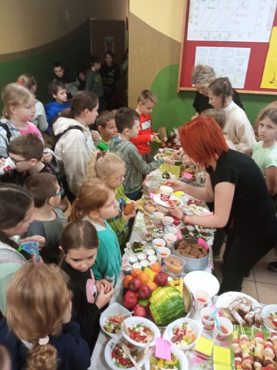 Dnia 19 grudnia w naszej szkole zorganizowany został  Dzień Walki z Otyłością. 

W tym dniu odbyła się akcja promująca zdrowy styl życia.
Miała ona na celu:
- mobilizowanie uczniów do działań wspomagających zdrowy styl życia,
- uświadomienie uczniom chorób związanych z nieprzestrzeganiem prawidłowej diety i skutkach z tym związanych,
- nabycie umiejętności obliczania przez uczniów BMI celem poprawy stanu zdrowia,
- uświadomienie zagrożeń wynikających z chorób układu krążenia, pokarmowego i chorób cywilizacyjnych wskutek niewłaściwej diety,
- pomocy w przygotowaniu diety dla dzieci wspomagającej naukę w szkole i poprawiającej efekty w uczeniu się,
- nabycie umiejętności myślenia przez uczniów w kategoriach prozdrowotnych.
Wyznaczeni uczniowie kl. 7 i 8  mierzyli i ważyli zainteresowanych uczniów. Obliczali wspólnie z nimi – BMI, informując ich o odchyleniach od normy. Dokonywali pomiaru ciśnienia krwi, celem sprawdzenia jego prawidłowości. 

W akcję promującą zdrowy styl życia włączyli się rodzice uczniów kl.IVb, którzy przygotowali bufet oparty na prozdrowotnych składnikach pokarmowych wspierających prawidłowe i zdrowe odżywianie. 