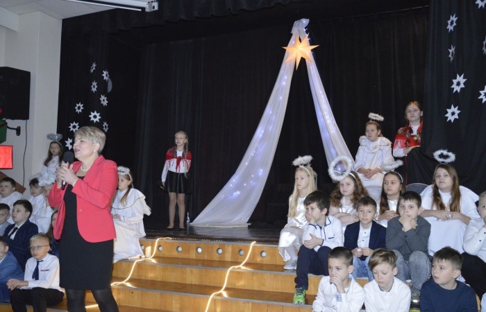 Ze Świętami Bożego Narodzenia wiąże się wiele pięknych tradycji i zwyczajów. Jednym z nich jest odgrywanie inscenizacji o narodzeniu Jezusa zwanej Jasełkami. 22 grudnia mieliśmy wielką przyjemność obejrzeć przedstawienie przygotowane przez uczniów klas trzecich pod opieką pań Iwony Antczak i Agaty Dragan. Młodzi wykonawcy, mieli możliwość zaprezentowania swoich zdolności artystycznych. W pięknej scenografii i w specjalnie przygotowanych strojach wprowadzili publiczność w świąteczny nastrój. Trud przygotowań opłacił się, ponieważ występ podbił serca widowni, która w dowodzie uznania nagrodziła wszystkich artystów gromkimi brawami. 
Korzystając z okazji, wszystkim uczniom, rodzicom, a także przyjaciołom naszej szkoły, którzy wspierali nas w tym wyjątkowy, bo jubileuszowym roku, życzymy spokojnych i radosnych Świąt Bożego Narodzenia!  ???
