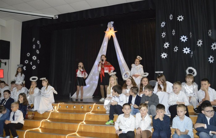 Ze Świętami Bożego Narodzenia wiąże się wiele pięknych tradycji i zwyczajów. Jednym z nich jest odgrywanie inscenizacji o narodzeniu Jezusa zwanej Jasełkami. 22 grudnia mieliśmy wielką przyjemność obejrzeć przedstawienie przygotowane przez uczniów klas trzecich pod opieką pań Iwony Antczak i Agaty Dragan. Młodzi wykonawcy, mieli możliwość zaprezentowania swoich zdolności artystycznych. W pięknej scenografii i w specjalnie przygotowanych strojach wprowadzili publiczność w świąteczny nastrój. Trud przygotowań opłacił się, ponieważ występ podbił serca widowni, która w dowodzie uznania nagrodziła wszystkich artystów gromkimi brawami. 
Korzystając z okazji, wszystkim uczniom, rodzicom, a także przyjaciołom naszej szkoły, którzy wspierali nas w tym wyjątkowy, bo jubileuszowym roku, życzymy spokojnych i radosnych Świąt Bożego Narodzenia!  ???
