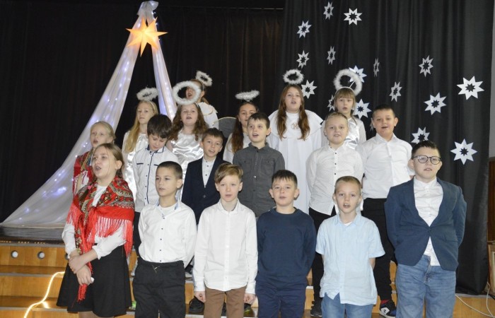 Ze Świętami Bożego Narodzenia wiąże się wiele pięknych tradycji i zwyczajów. Jednym z nich jest odgrywanie inscenizacji o narodzeniu Jezusa zwanej Jasełkami. 22 grudnia mieliśmy wielką przyjemność obejrzeć przedstawienie przygotowane przez uczniów klas trzecich pod opieką pań Iwony Antczak i Agaty Dragan. Młodzi wykonawcy, mieli możliwość zaprezentowania swoich zdolności artystycznych. W pięknej scenografii i w specjalnie przygotowanych strojach wprowadzili publiczność w świąteczny nastrój. Trud przygotowań opłacił się, ponieważ występ podbił serca widowni, która w dowodzie uznania nagrodziła wszystkich artystów gromkimi brawami. 
Korzystając z okazji, wszystkim uczniom, rodzicom, a także przyjaciołom naszej szkoły, którzy wspierali nas w tym wyjątkowy, bo jubileuszowym roku, życzymy spokojnych i radosnych Świąt Bożego Narodzenia!  ???
