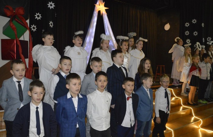 Ze Świętami Bożego Narodzenia wiąże się wiele pięknych tradycji i zwyczajów. Jednym z nich jest odgrywanie inscenizacji o narodzeniu Jezusa zwanej Jasełkami. 22 grudnia mieliśmy wielką przyjemność obejrzeć przedstawienie przygotowane przez uczniów klas trzecich pod opieką pań Iwony Antczak i Agaty Dragan. Młodzi wykonawcy, mieli możliwość zaprezentowania swoich zdolności artystycznych. W pięknej scenografii i w specjalnie przygotowanych strojach wprowadzili publiczność w świąteczny nastrój. Trud przygotowań opłacił się, ponieważ występ podbił serca widowni, która w dowodzie uznania nagrodziła wszystkich artystów gromkimi brawami. 
Korzystając z okazji, wszystkim uczniom, rodzicom, a także przyjaciołom naszej szkoły, którzy wspierali nas w tym wyjątkowy, bo jubileuszowym roku, życzymy spokojnych i radosnych Świąt Bożego Narodzenia!  ???

