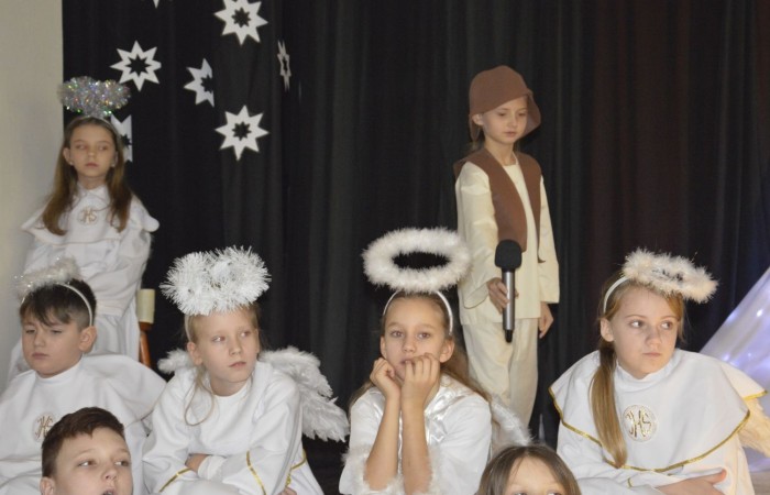 Ze Świętami Bożego Narodzenia wiąże się wiele pięknych tradycji i zwyczajów. Jednym z nich jest odgrywanie inscenizacji o narodzeniu Jezusa zwanej Jasełkami. 22 grudnia mieliśmy wielką przyjemność obejrzeć przedstawienie przygotowane przez uczniów klas trzecich pod opieką pań Iwony Antczak i Agaty Dragan. Młodzi wykonawcy, mieli możliwość zaprezentowania swoich zdolności artystycznych. W pięknej scenografii i w specjalnie przygotowanych strojach wprowadzili publiczność w świąteczny nastrój. Trud przygotowań opłacił się, ponieważ występ podbił serca widowni, która w dowodzie uznania nagrodziła wszystkich artystów gromkimi brawami. 
Korzystając z okazji, wszystkim uczniom, rodzicom, a także przyjaciołom naszej szkoły, którzy wspierali nas w tym wyjątkowy, bo jubileuszowym roku, życzymy spokojnych i radosnych Świąt Bożego Narodzenia!  ???
