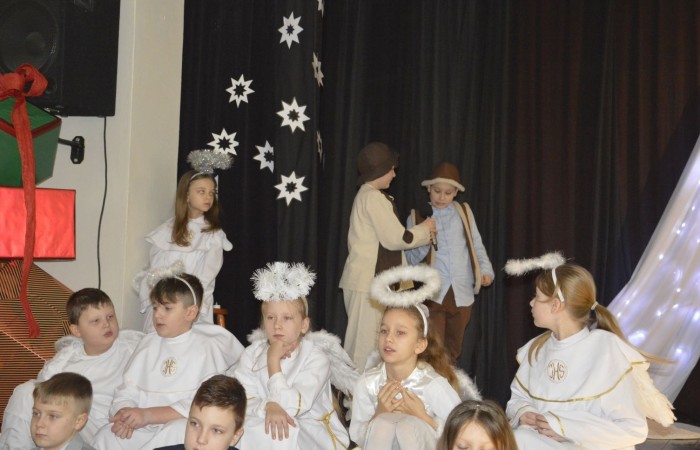 Ze Świętami Bożego Narodzenia wiąże się wiele pięknych tradycji i zwyczajów. Jednym z nich jest odgrywanie inscenizacji o narodzeniu Jezusa zwanej Jasełkami. 22 grudnia mieliśmy wielką przyjemność obejrzeć przedstawienie przygotowane przez uczniów klas trzecich pod opieką pań Iwony Antczak i Agaty Dragan. Młodzi wykonawcy, mieli możliwość zaprezentowania swoich zdolności artystycznych. W pięknej scenografii i w specjalnie przygotowanych strojach wprowadzili publiczność w świąteczny nastrój. Trud przygotowań opłacił się, ponieważ występ podbił serca widowni, która w dowodzie uznania nagrodziła wszystkich artystów gromkimi brawami. 
Korzystając z okazji, wszystkim uczniom, rodzicom, a także przyjaciołom naszej szkoły, którzy wspierali nas w tym wyjątkowy, bo jubileuszowym roku, życzymy spokojnych i radosnych Świąt Bożego Narodzenia!  ???
