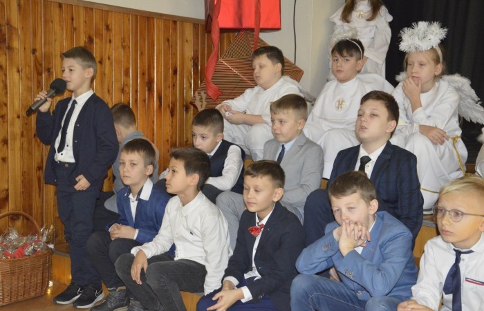 Ze Świętami Bożego Narodzenia wiąże się wiele pięknych tradycji i zwyczajów. Jednym z nich jest odgrywanie inscenizacji o narodzeniu Jezusa zwanej Jasełkami. 22 grudnia mieliśmy wielką przyjemność obejrzeć przedstawienie przygotowane przez uczniów klas trzecich pod opieką pań Iwony Antczak i Agaty Dragan. Młodzi wykonawcy, mieli możliwość zaprezentowania swoich zdolności artystycznych. W pięknej scenografii i w specjalnie przygotowanych strojach wprowadzili publiczność w świąteczny nastrój. Trud przygotowań opłacił się, ponieważ występ podbił serca widowni, która w dowodzie uznania nagrodziła wszystkich artystów gromkimi brawami. 
Korzystając z okazji, wszystkim uczniom, rodzicom, a także przyjaciołom naszej szkoły, którzy wspierali nas w tym wyjątkowy, bo jubileuszowym roku, życzymy spokojnych i radosnych Świąt Bożego Narodzenia!  ???
