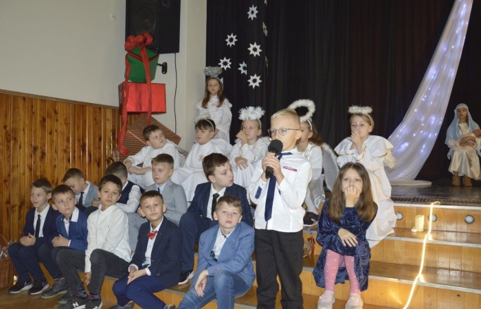 Ze Świętami Bożego Narodzenia wiąże się wiele pięknych tradycji i zwyczajów. Jednym z nich jest odgrywanie inscenizacji o narodzeniu Jezusa zwanej Jasełkami. 22 grudnia mieliśmy wielką przyjemność obejrzeć przedstawienie przygotowane przez uczniów klas trzecich pod opieką pań Iwony Antczak i Agaty Dragan. Młodzi wykonawcy, mieli możliwość zaprezentowania swoich zdolności artystycznych. W pięknej scenografii i w specjalnie przygotowanych strojach wprowadzili publiczność w świąteczny nastrój. Trud przygotowań opłacił się, ponieważ występ podbił serca widowni, która w dowodzie uznania nagrodziła wszystkich artystów gromkimi brawami. 
Korzystając z okazji, wszystkim uczniom, rodzicom, a także przyjaciołom naszej szkoły, którzy wspierali nas w tym wyjątkowy, bo jubileuszowym roku, życzymy spokojnych i radosnych Świąt Bożego Narodzenia!  ???
