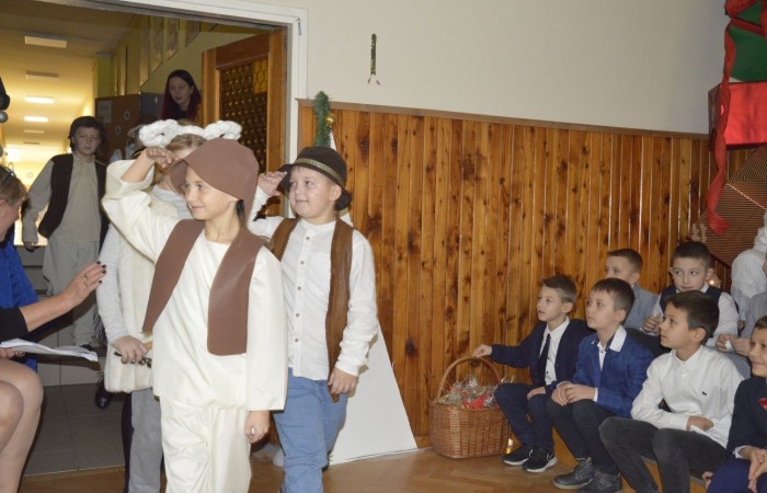 Ze Świętami Bożego Narodzenia wiąże się wiele pięknych tradycji i zwyczajów. Jednym z nich jest odgrywanie inscenizacji o narodzeniu Jezusa zwanej Jasełkami. 22 grudnia mieliśmy wielką przyjemność obejrzeć przedstawienie przygotowane przez uczniów klas trzecich pod opieką pań Iwony Antczak i Agaty Dragan. Młodzi wykonawcy, mieli możliwość zaprezentowania swoich zdolności artystycznych. W pięknej scenografii i w specjalnie przygotowanych strojach wprowadzili publiczność w świąteczny nastrój. Trud przygotowań opłacił się, ponieważ występ podbił serca widowni, która w dowodzie uznania nagrodziła wszystkich artystów gromkimi brawami. 
Korzystając z okazji, wszystkim uczniom, rodzicom, a także przyjaciołom naszej szkoły, którzy wspierali nas w tym wyjątkowy, bo jubileuszowym roku, życzymy spokojnych i radosnych Świąt Bożego Narodzenia!  ???
