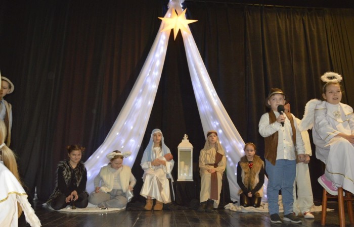 Ze Świętami Bożego Narodzenia wiąże się wiele pięknych tradycji i zwyczajów. Jednym z nich jest odgrywanie inscenizacji o narodzeniu Jezusa zwanej Jasełkami. 22 grudnia mieliśmy wielką przyjemność obejrzeć przedstawienie przygotowane przez uczniów klas trzecich pod opieką pań Iwony Antczak i Agaty Dragan. Młodzi wykonawcy, mieli możliwość zaprezentowania swoich zdolności artystycznych. W pięknej scenografii i w specjalnie przygotowanych strojach wprowadzili publiczność w świąteczny nastrój. Trud przygotowań opłacił się, ponieważ występ podbił serca widowni, która w dowodzie uznania nagrodziła wszystkich artystów gromkimi brawami. 
Korzystając z okazji, wszystkim uczniom, rodzicom, a także przyjaciołom naszej szkoły, którzy wspierali nas w tym wyjątkowy, bo jubileuszowym roku, życzymy spokojnych i radosnych Świąt Bożego Narodzenia!  ???
