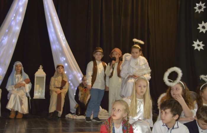 Ze Świętami Bożego Narodzenia wiąże się wiele pięknych tradycji i zwyczajów. Jednym z nich jest odgrywanie inscenizacji o narodzeniu Jezusa zwanej Jasełkami. 22 grudnia mieliśmy wielką przyjemność obejrzeć przedstawienie przygotowane przez uczniów klas trzecich pod opieką pań Iwony Antczak i Agaty Dragan. Młodzi wykonawcy, mieli możliwość zaprezentowania swoich zdolności artystycznych. W pięknej scenografii i w specjalnie przygotowanych strojach wprowadzili publiczność w świąteczny nastrój. Trud przygotowań opłacił się, ponieważ występ podbił serca widowni, która w dowodzie uznania nagrodziła wszystkich artystów gromkimi brawami. 
Korzystając z okazji, wszystkim uczniom, rodzicom, a także przyjaciołom naszej szkoły, którzy wspierali nas w tym wyjątkowy, bo jubileuszowym roku, życzymy spokojnych i radosnych Świąt Bożego Narodzenia!  ???
