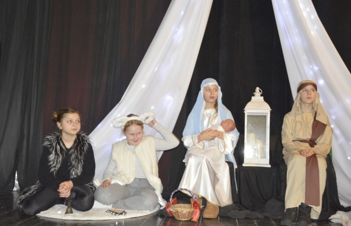 Ze Świętami Bożego Narodzenia wiąże się wiele pięknych tradycji i zwyczajów. Jednym z nich jest odgrywanie inscenizacji o narodzeniu Jezusa zwanej Jasełkami. 22 grudnia mieliśmy wielką przyjemność obejrzeć przedstawienie przygotowane przez uczniów klas trzecich pod opieką pań Iwony Antczak i Agaty Dragan. Młodzi wykonawcy, mieli możliwość zaprezentowania swoich zdolności artystycznych. W pięknej scenografii i w specjalnie przygotowanych strojach wprowadzili publiczność w świąteczny nastrój. Trud przygotowań opłacił się, ponieważ występ podbił serca widowni, która w dowodzie uznania nagrodziła wszystkich artystów gromkimi brawami. 
Korzystając z okazji, wszystkim uczniom, rodzicom, a także przyjaciołom naszej szkoły, którzy wspierali nas w tym wyjątkowy, bo jubileuszowym roku, życzymy spokojnych i radosnych Świąt Bożego Narodzenia!  ???
