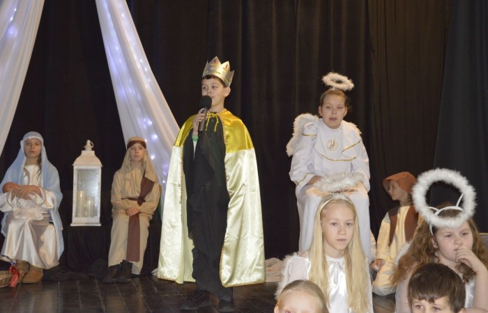 Ze Świętami Bożego Narodzenia wiąże się wiele pięknych tradycji i zwyczajów. Jednym z nich jest odgrywanie inscenizacji o narodzeniu Jezusa zwanej Jasełkami. 22 grudnia mieliśmy wielką przyjemność obejrzeć przedstawienie przygotowane przez uczniów klas trzecich pod opieką pań Iwony Antczak i Agaty Dragan. Młodzi wykonawcy, mieli możliwość zaprezentowania swoich zdolności artystycznych. W pięknej scenografii i w specjalnie przygotowanych strojach wprowadzili publiczność w świąteczny nastrój. Trud przygotowań opłacił się, ponieważ występ podbił serca widowni, która w dowodzie uznania nagrodziła wszystkich artystów gromkimi brawami. 
Korzystając z okazji, wszystkim uczniom, rodzicom, a także przyjaciołom naszej szkoły, którzy wspierali nas w tym wyjątkowy, bo jubileuszowym roku, życzymy spokojnych i radosnych Świąt Bożego Narodzenia!  ???
