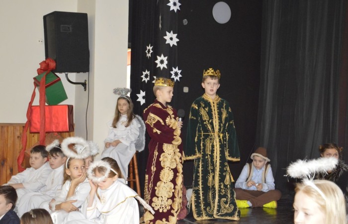 Ze Świętami Bożego Narodzenia wiąże się wiele pięknych tradycji i zwyczajów. Jednym z nich jest odgrywanie inscenizacji o narodzeniu Jezusa zwanej Jasełkami. 22 grudnia mieliśmy wielką przyjemność obejrzeć przedstawienie przygotowane przez uczniów klas trzecich pod opieką pań Iwony Antczak i Agaty Dragan. Młodzi wykonawcy, mieli możliwość zaprezentowania swoich zdolności artystycznych. W pięknej scenografii i w specjalnie przygotowanych strojach wprowadzili publiczność w świąteczny nastrój. Trud przygotowań opłacił się, ponieważ występ podbił serca widowni, która w dowodzie uznania nagrodziła wszystkich artystów gromkimi brawami. 
Korzystając z okazji, wszystkim uczniom, rodzicom, a także przyjaciołom naszej szkoły, którzy wspierali nas w tym wyjątkowy, bo jubileuszowym roku, życzymy spokojnych i radosnych Świąt Bożego Narodzenia!  ???
