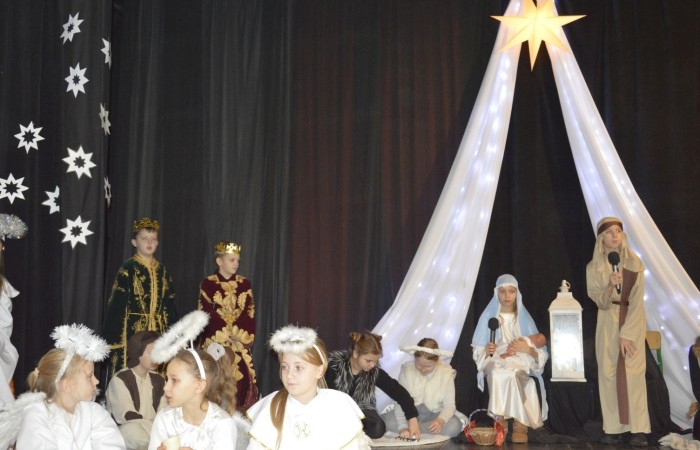 Ze Świętami Bożego Narodzenia wiąże się wiele pięknych tradycji i zwyczajów. Jednym z nich jest odgrywanie inscenizacji o narodzeniu Jezusa zwanej Jasełkami. 22 grudnia mieliśmy wielką przyjemność obejrzeć przedstawienie przygotowane przez uczniów klas trzecich pod opieką pań Iwony Antczak i Agaty Dragan. Młodzi wykonawcy, mieli możliwość zaprezentowania swoich zdolności artystycznych. W pięknej scenografii i w specjalnie przygotowanych strojach wprowadzili publiczność w świąteczny nastrój. Trud przygotowań opłacił się, ponieważ występ podbił serca widowni, która w dowodzie uznania nagrodziła wszystkich artystów gromkimi brawami. 
Korzystając z okazji, wszystkim uczniom, rodzicom, a także przyjaciołom naszej szkoły, którzy wspierali nas w tym wyjątkowy, bo jubileuszowym roku, życzymy spokojnych i radosnych Świąt Bożego Narodzenia!  ???
