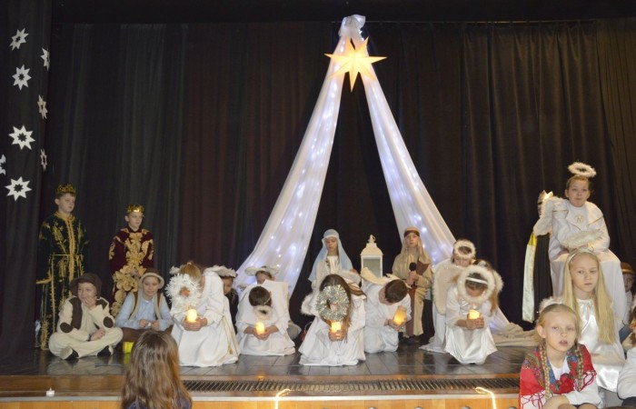 Ze Świętami Bożego Narodzenia wiąże się wiele pięknych tradycji i zwyczajów. Jednym z nich jest odgrywanie inscenizacji o narodzeniu Jezusa zwanej Jasełkami. 22 grudnia mieliśmy wielką przyjemność obejrzeć przedstawienie przygotowane przez uczniów klas trzecich pod opieką pań Iwony Antczak i Agaty Dragan. Młodzi wykonawcy, mieli możliwość zaprezentowania swoich zdolności artystycznych. W pięknej scenografii i w specjalnie przygotowanych strojach wprowadzili publiczność w świąteczny nastrój. Trud przygotowań opłacił się, ponieważ występ podbił serca widowni, która w dowodzie uznania nagrodziła wszystkich artystów gromkimi brawami. 
Korzystając z okazji, wszystkim uczniom, rodzicom, a także przyjaciołom naszej szkoły, którzy wspierali nas w tym wyjątkowy, bo jubileuszowym roku, życzymy spokojnych i radosnych Świąt Bożego Narodzenia!  ???
