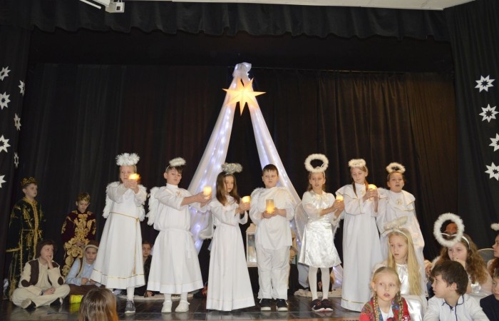 Ze Świętami Bożego Narodzenia wiąże się wiele pięknych tradycji i zwyczajów. Jednym z nich jest odgrywanie inscenizacji o narodzeniu Jezusa zwanej Jasełkami. 22 grudnia mieliśmy wielką przyjemność obejrzeć przedstawienie przygotowane przez uczniów klas trzecich pod opieką pań Iwony Antczak i Agaty Dragan. Młodzi wykonawcy, mieli możliwość zaprezentowania swoich zdolności artystycznych. W pięknej scenografii i w specjalnie przygotowanych strojach wprowadzili publiczność w świąteczny nastrój. Trud przygotowań opłacił się, ponieważ występ podbił serca widowni, która w dowodzie uznania nagrodziła wszystkich artystów gromkimi brawami. 
Korzystając z okazji, wszystkim uczniom, rodzicom, a także przyjaciołom naszej szkoły, którzy wspierali nas w tym wyjątkowy, bo jubileuszowym roku, życzymy spokojnych i radosnych Świąt Bożego Narodzenia!  ???
